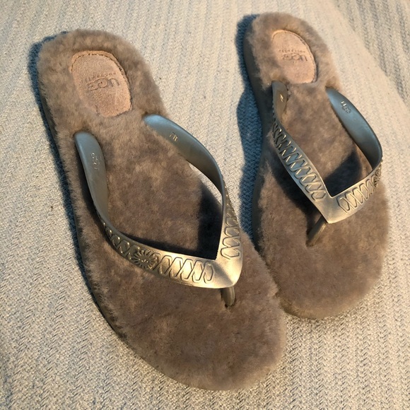 ugg fluffy flip flops